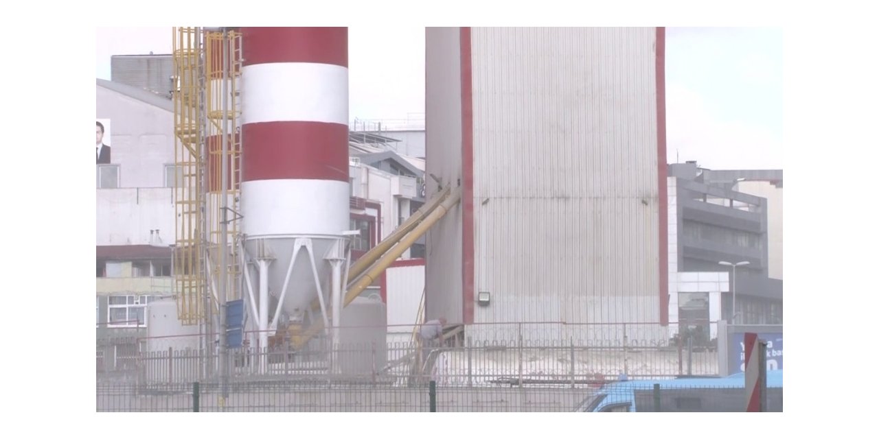 Kadıköy’de Çimento Santralinin Bacası Patladı: E 5’te Toza Dumana Büründü