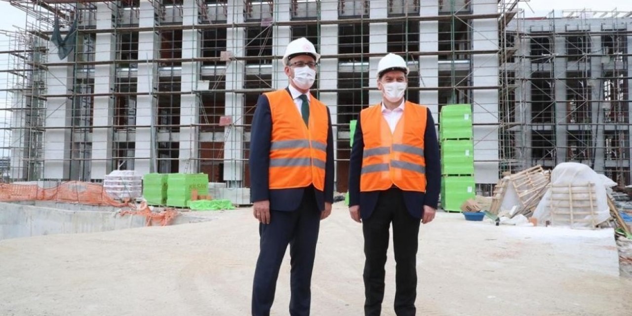 Bakan Kasapoğlu Ve Başkan Arısoy Buz Pistinde İncelemelerde Bulundu