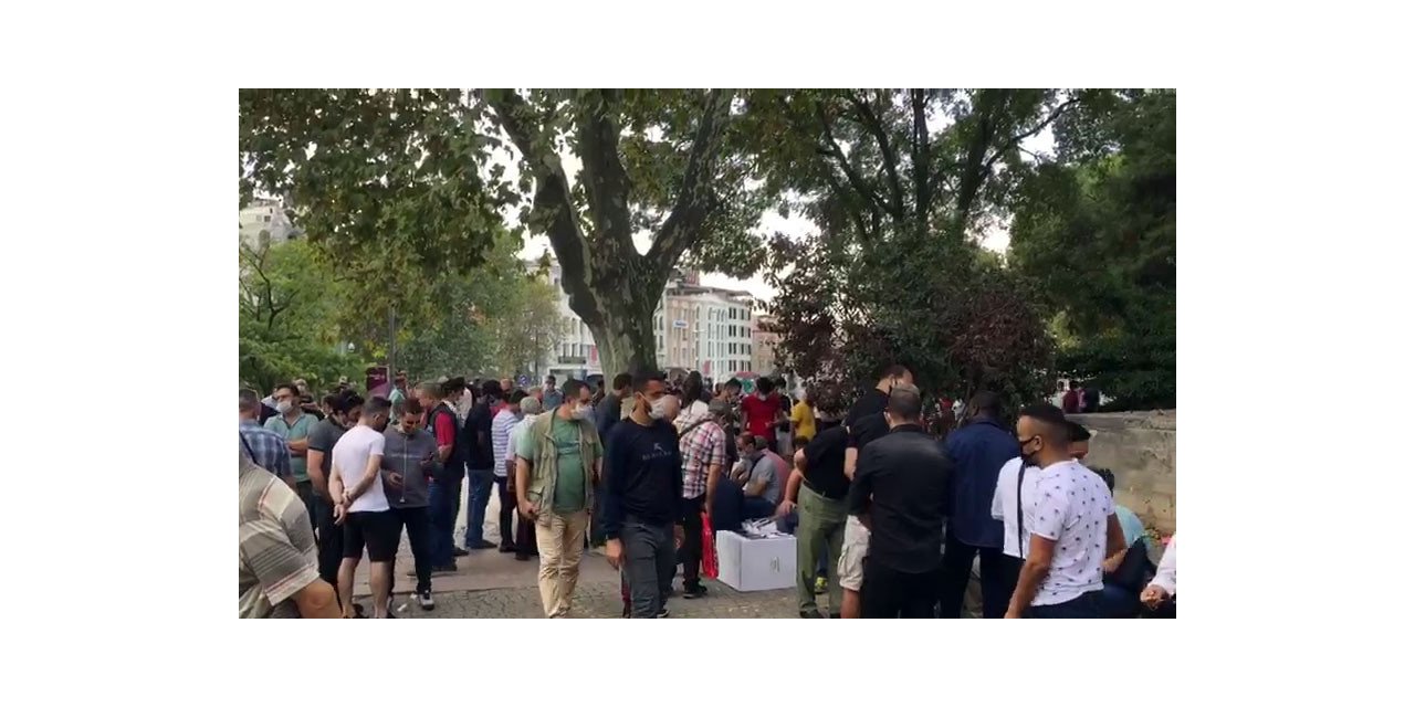 Beyazıt’ta İkinci El Telefon Almak İsteyenler Korona Virüs Tedbirlerini Hiçe Saydı