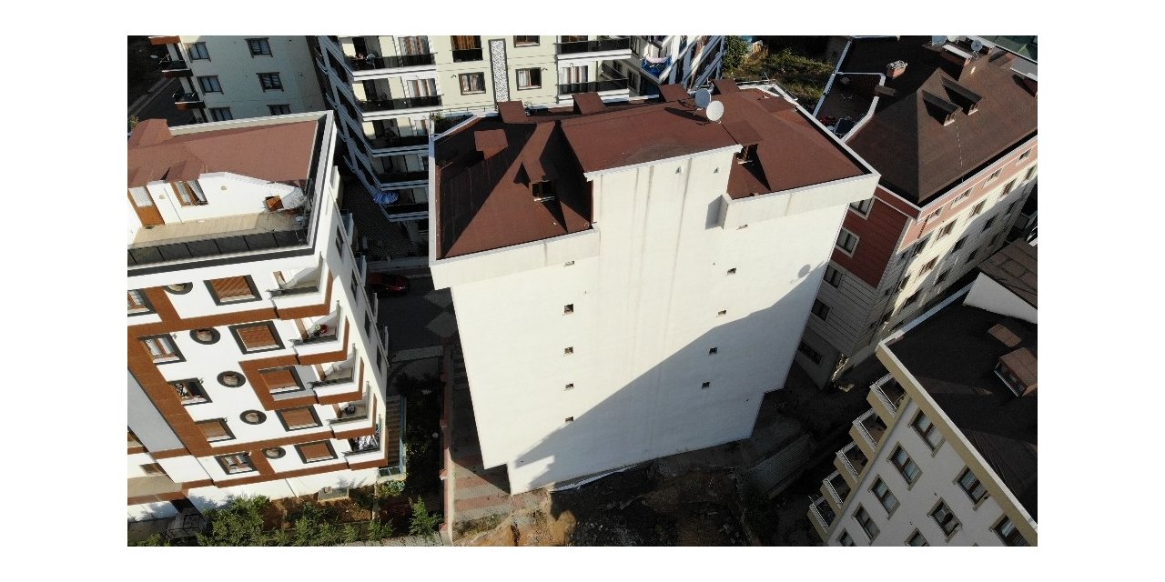 Sancaktepe’de Temelinin Oynaması Sonucu Tahliye Edilen Bina Drone İle Havadan Görüntülendi