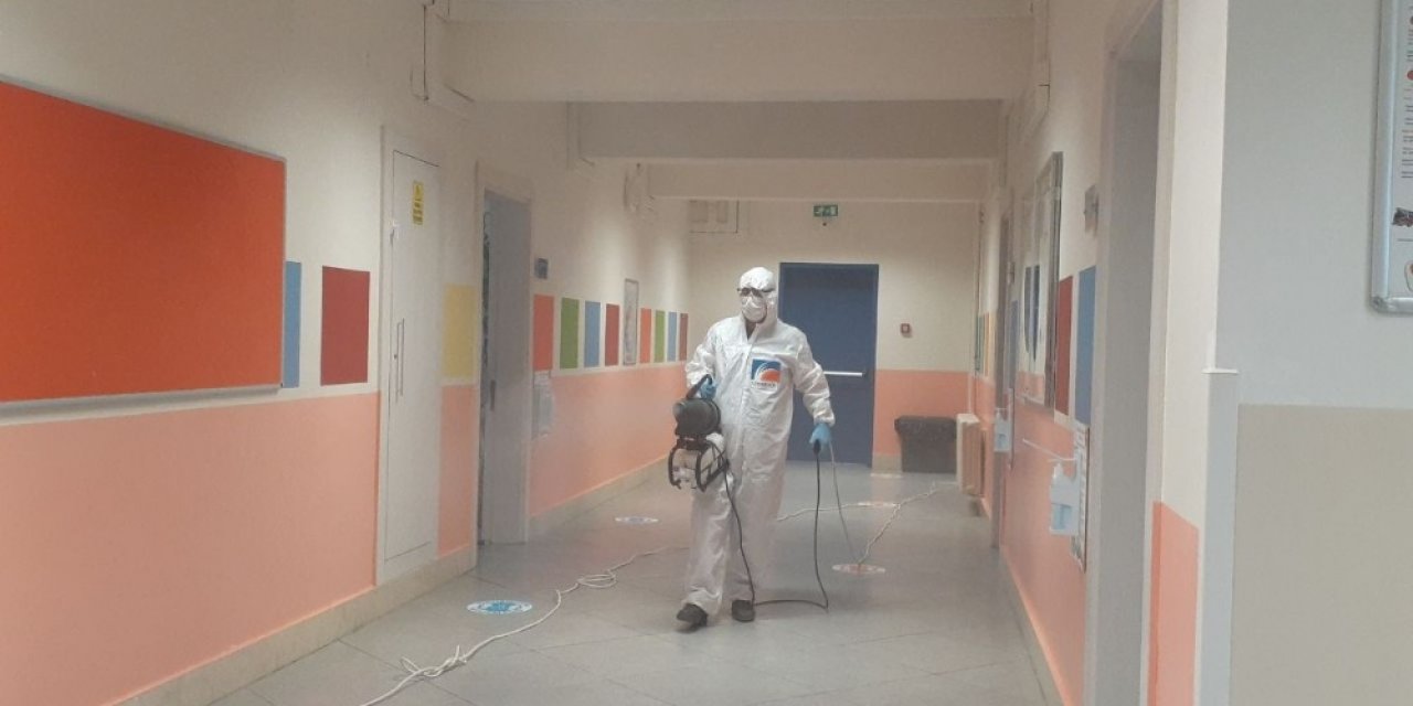 Çekmeköy Belediyesi’nden Okullarda Temizlik Ve Dezenfekte Çalışması