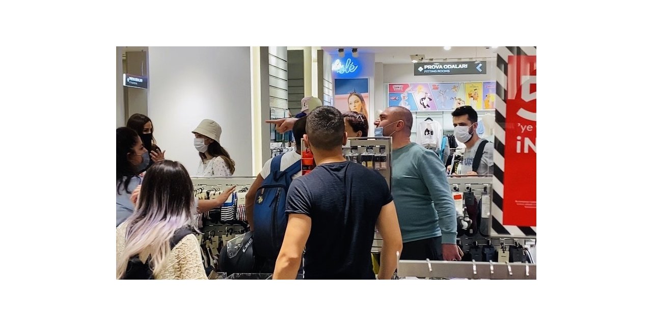 Giyim Mağazasında Sıra Kavgası