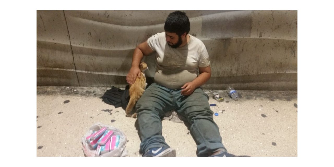 Taksim’de Evsiz Mazlum Ve Kedinin Dostluğu