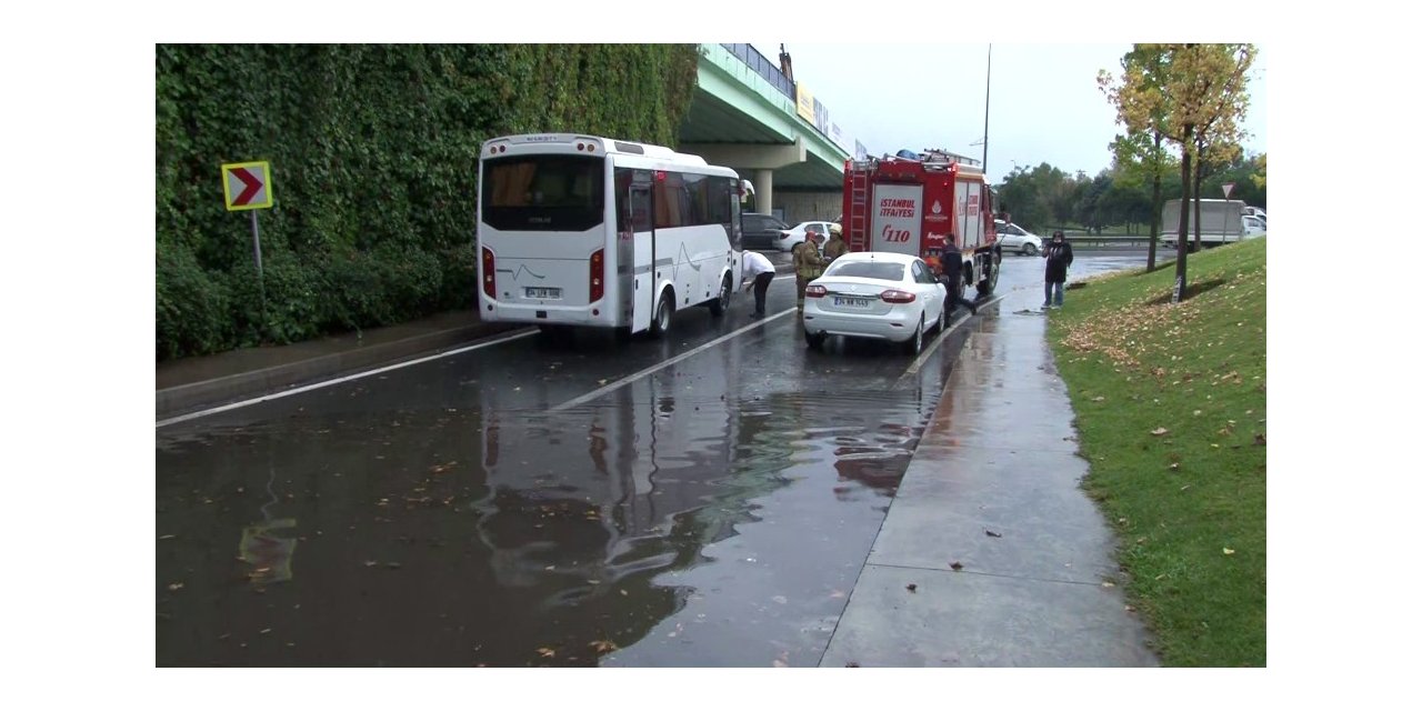 Okmeydanı’nda Göle Dönen Yolda Mahsur Kalan Araçlara İtfaiye Müdahale Etti