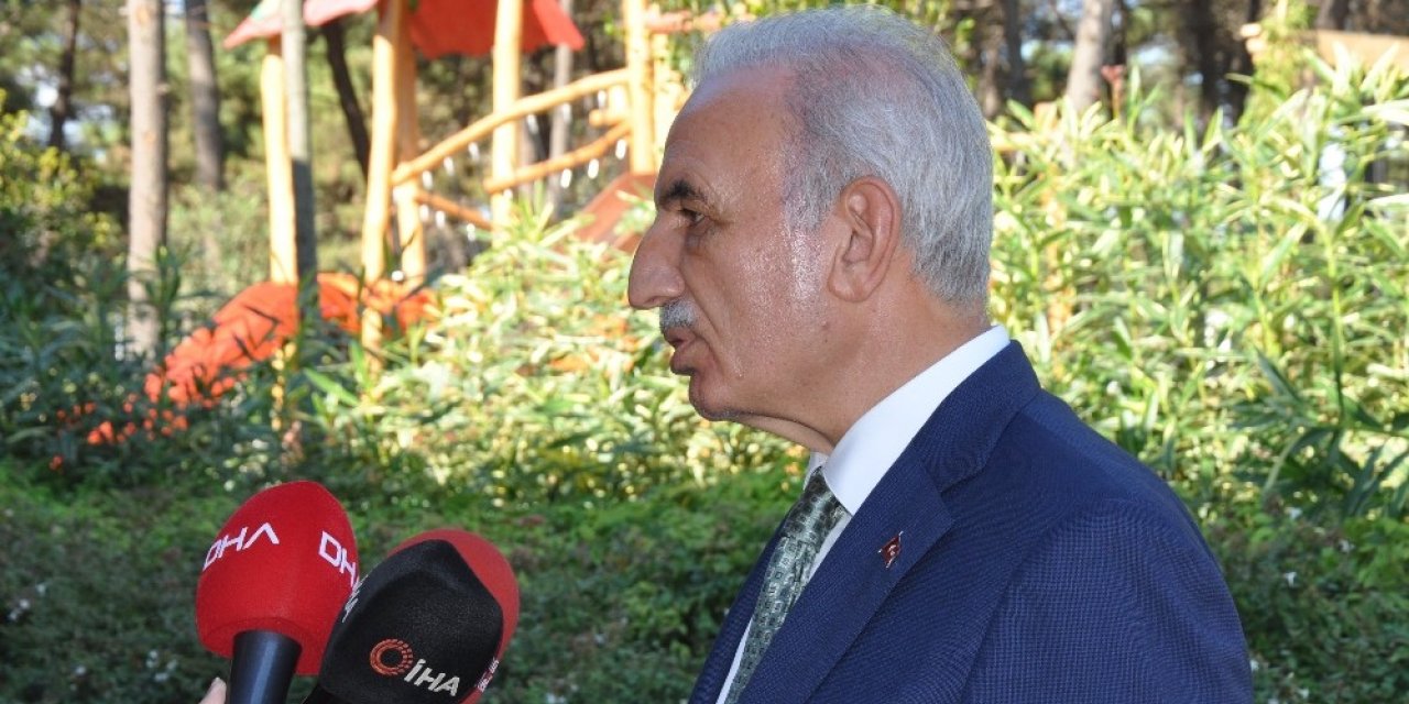 Ümraniye’de Akıllara Durgunluk Veren Görüntü: Parkta Mangal Yakarak, Bankları Kırdılar