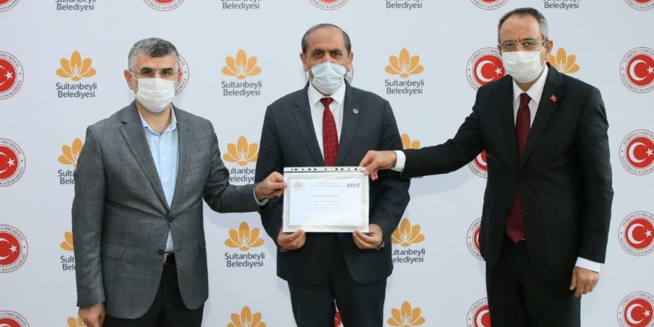 Sultanbeyli’de Afet Eğitimine Katılan Muhtarlara Katılım Belgeleri Takdim Edildi