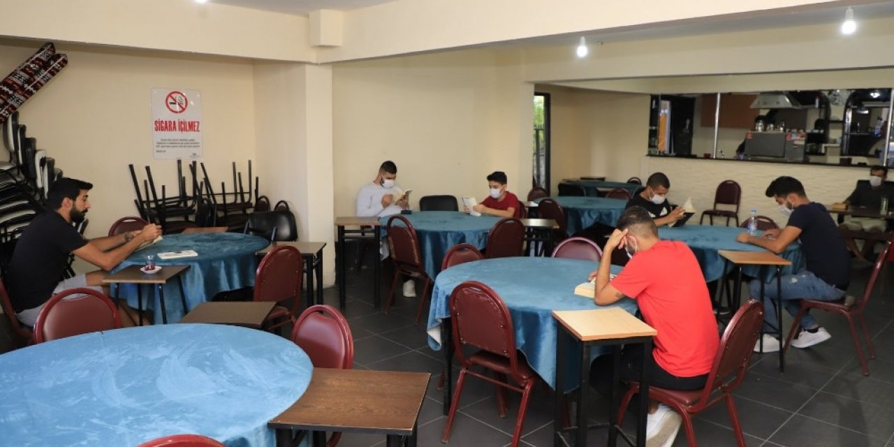 Büyükçekmece Belediyesi’nden Kahvehanelere Kitaplık