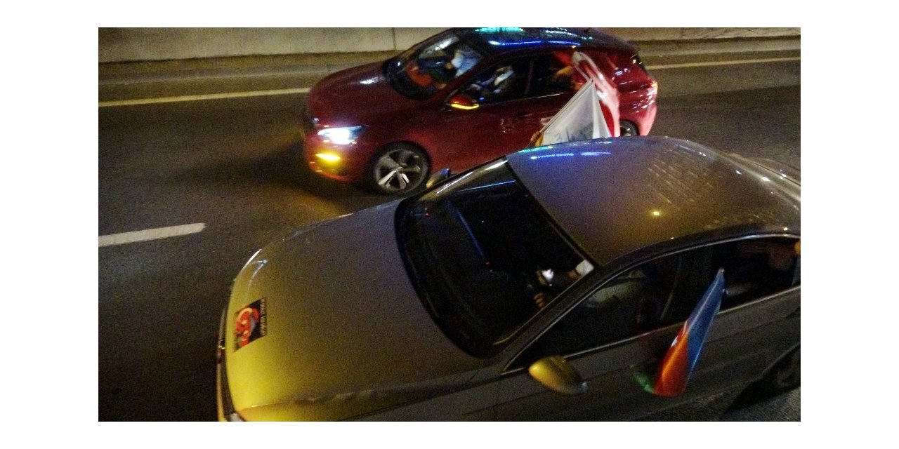 İstanbul’da Yüzlerce Araçla Azerbaycan’a Destek Konvoyu