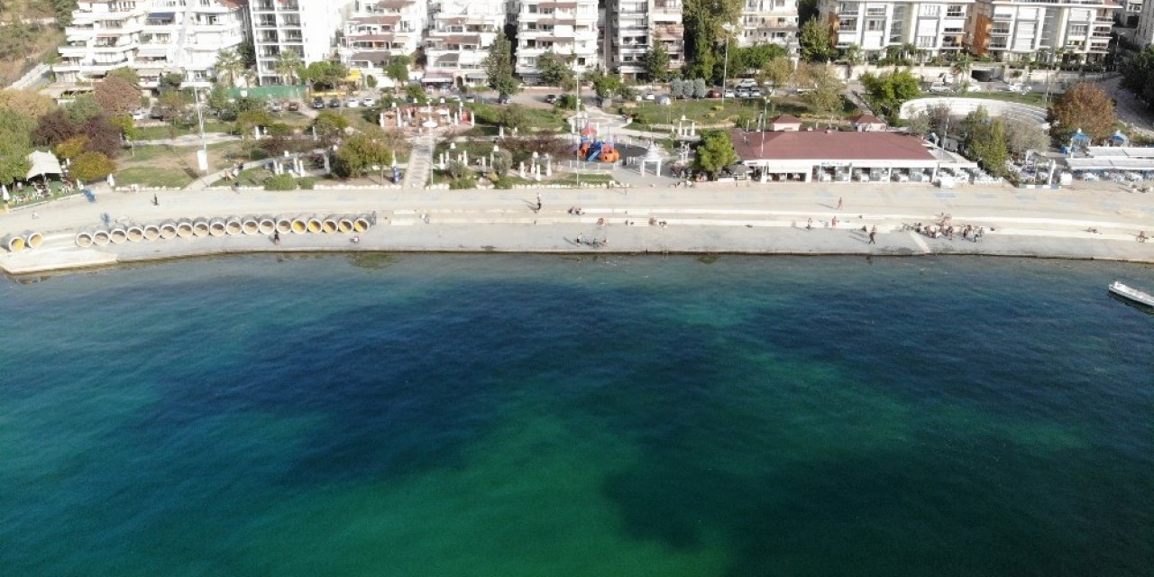 Büyükçekmece’de Tekneden Sızan Yakıt Denizi Kirletti