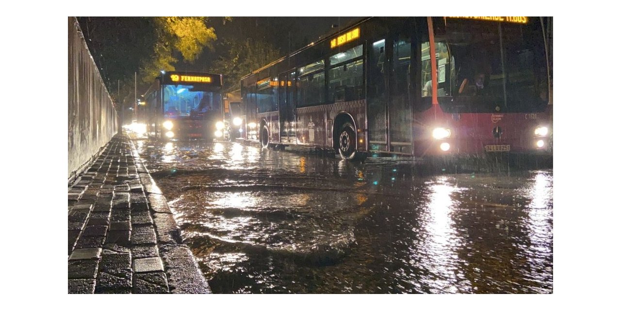 Kadıköy’de Yollar Göle Döndü, Araçlar İlerlemekte Zorlandı