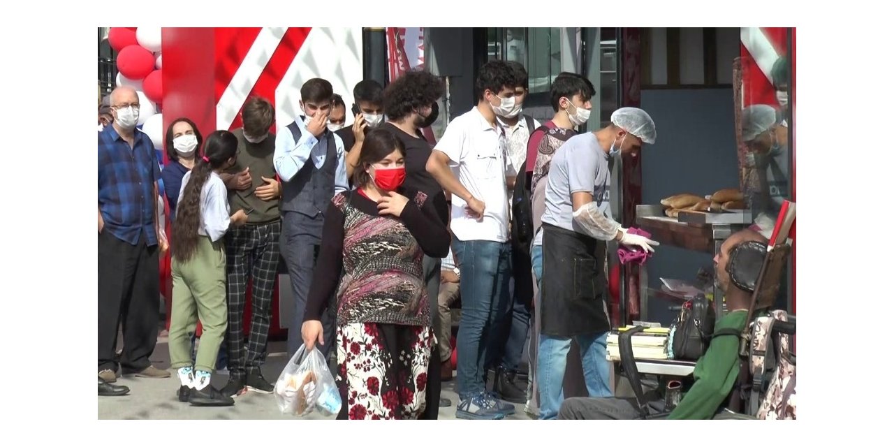 Maltepe’de Bedava Döner Alabilmek İçin Uzun Kuyruk Oluşturdular