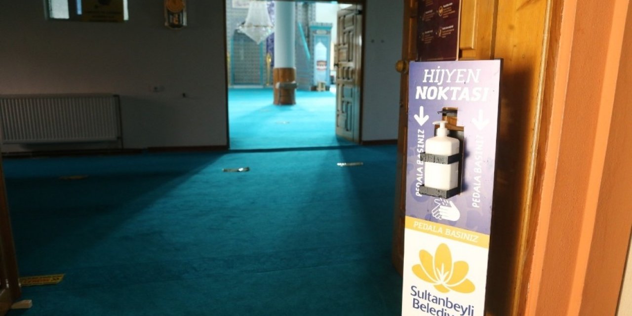 Sultanbeyli’de Cami Girişlerine El Dezenfektan Üniteleri Yerleştirildi