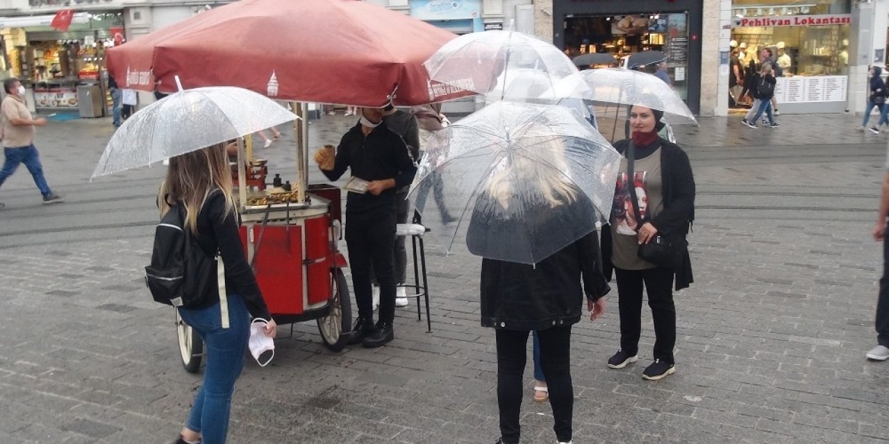 İstiklal Caddesi’nde Yağmur Etkili Oldu