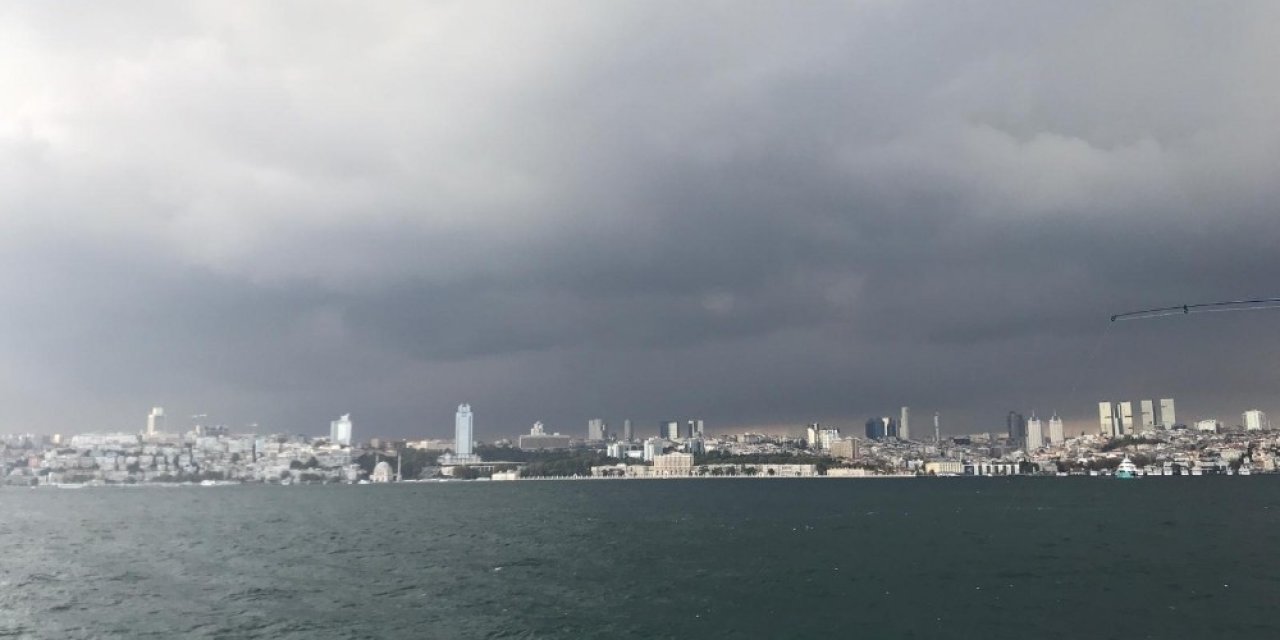 İstanbul’da Gökyüzünü Kara Bulutlar Sardı
