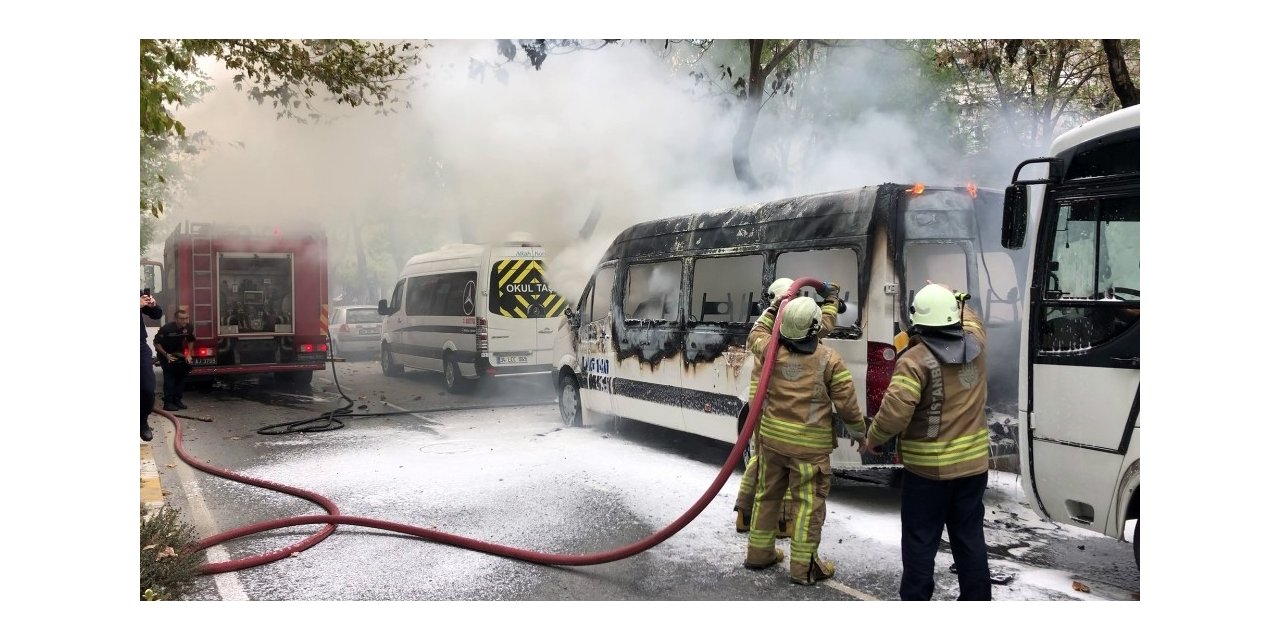 Beylikdüzü’nde Park Halindeki Servis Aracı Alev Alev Yandı