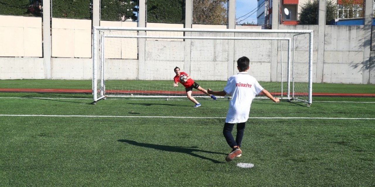 Bağcılarlı Emirhan’dan Süper Lig Formalarıyla Maske Ve Mesafe Mesajı