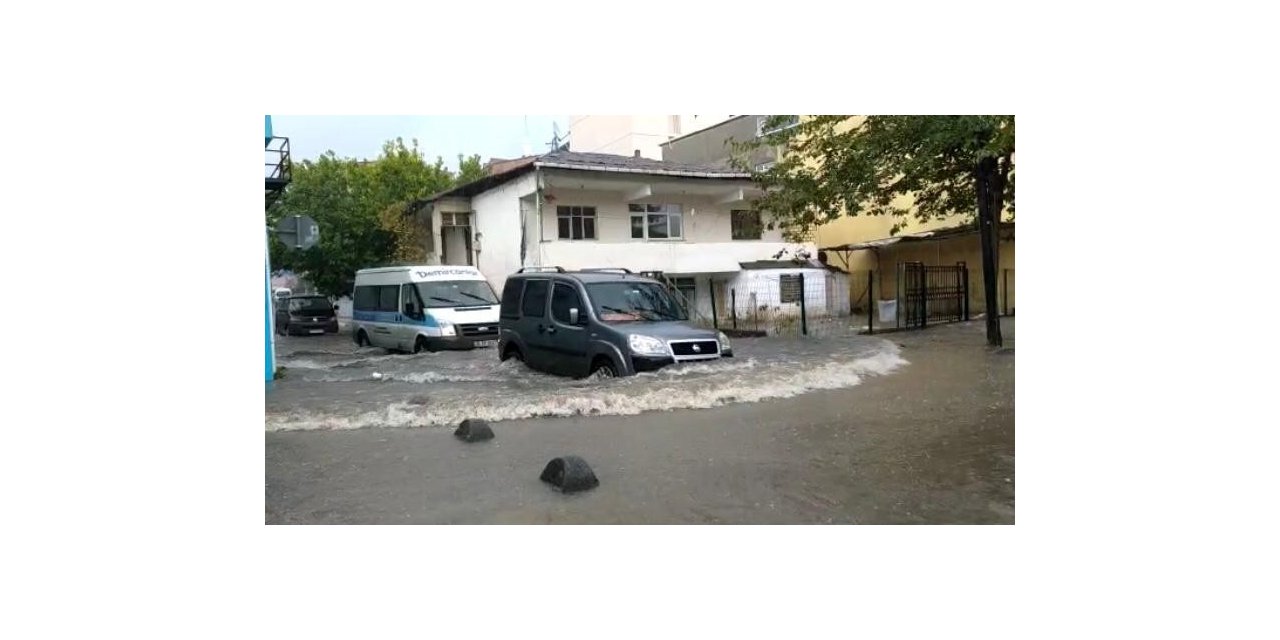 İstanbul’da Yoğun Yağış Etkili Oldu, Yollar Göle Döndü