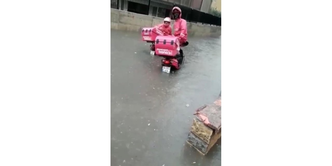 Yoğun Yağış Sonrası Sipariş Götüren Motosikletli Kuryeler Mahsur Kaldı