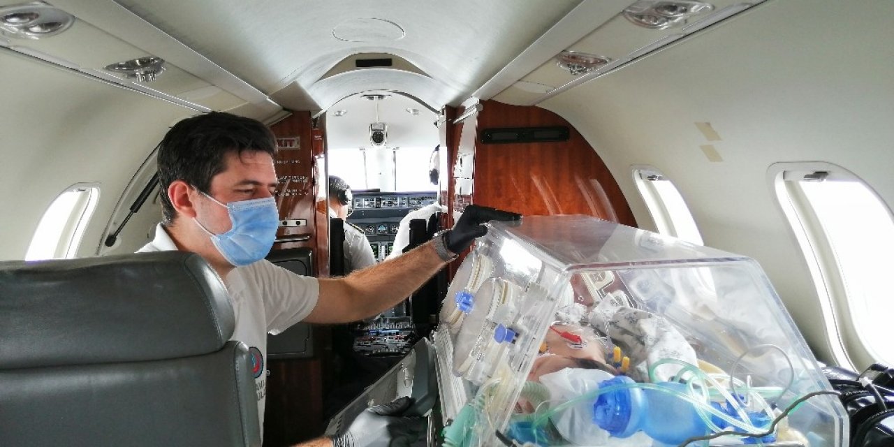 Ambulans Uçakla Bir Günde İki Bebek Operasyonu