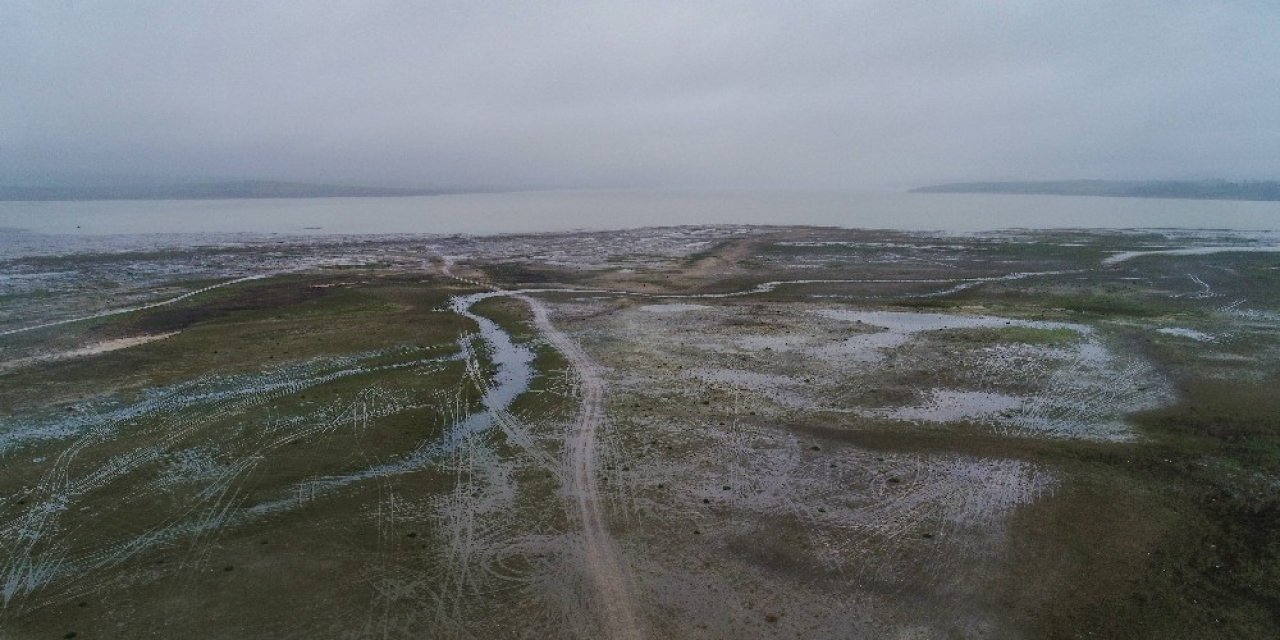 Suların Yüzlerce Metre Çekildiği Büyükçekmece Gölü Çorak Araziye Döndü
