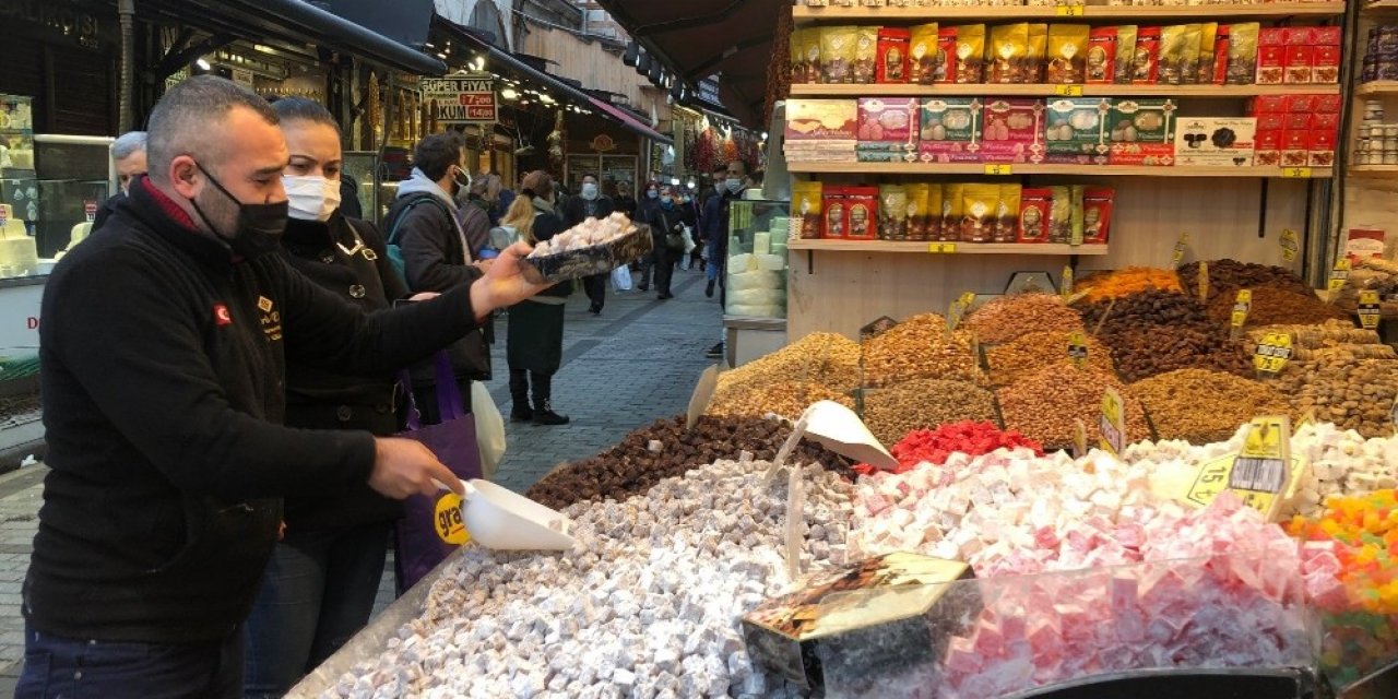 Yılbaşında Uygulanacak Sokağa Çıkma Kısıtlaması Öncesi Vatandaşlar Alışverişe Başladı