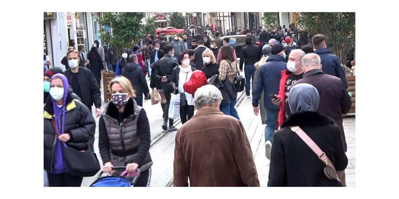 Taksim İstiklal Caddesi’nde 4 Günlük Sokağa Çıkma Kısıtlamasının Ardından Yoğunluk Patlaması Yaşadı
