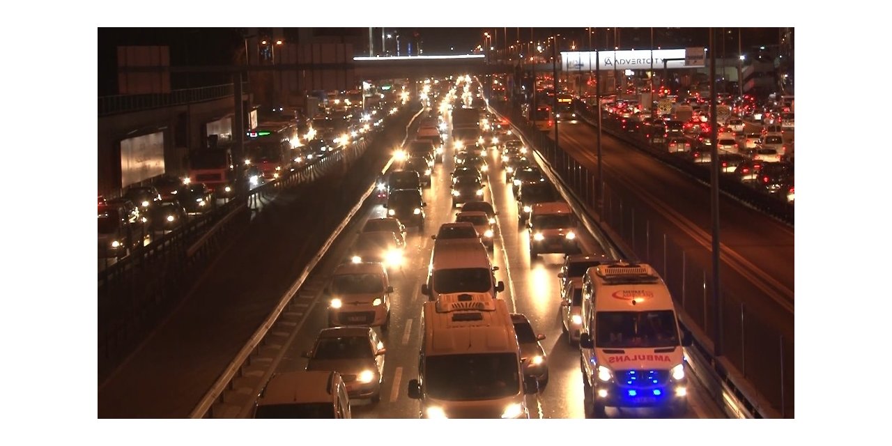 İstanbul’da Mesai Çıkışında Trafik Yoğunluğu