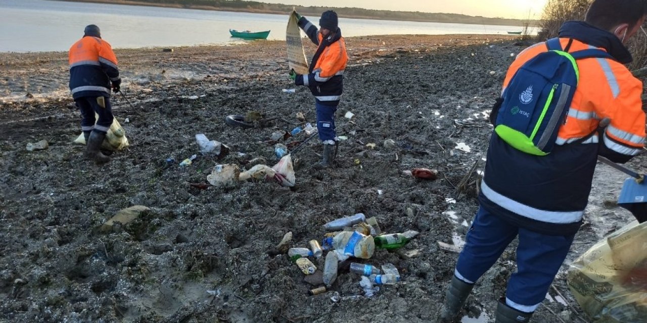 İstanbul’un Barajlarında Sular Çekildi, Torba Torba Çöpler Ortaya Çıktı