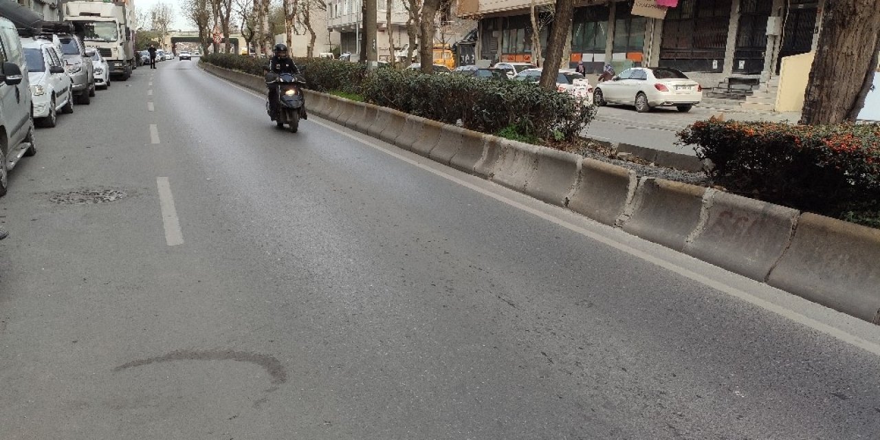 Vatandaşlar Yaya Geçidi İstedi, Caddedeki Geçit De Kapandı