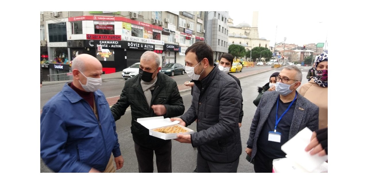 Maltepe’de Sokağa Çıkma Kısıtlamasında Vatandaşlar Polise Baklava İkram Etti