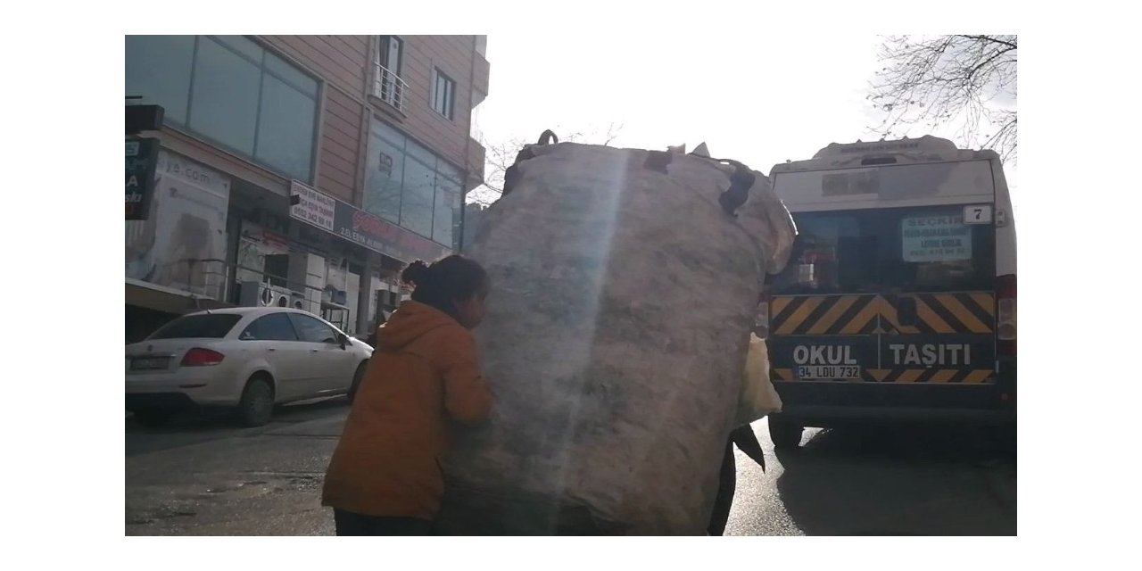 Kağıt Toplayıcısı Anneye Çocuğundan Yürek Isıtan Yardım