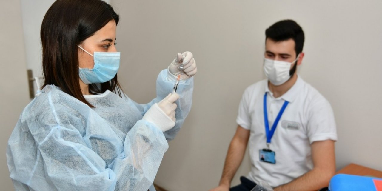 Esenyurt Belediyesi Sağlık Çalışanları Covıd-19 Aşısının İlk Dozunu Yaptırdı