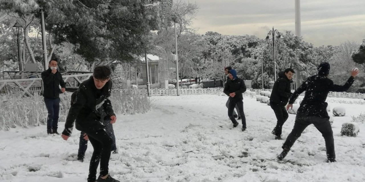 Çamlıca’da Çocukların Kartopu Keyfi