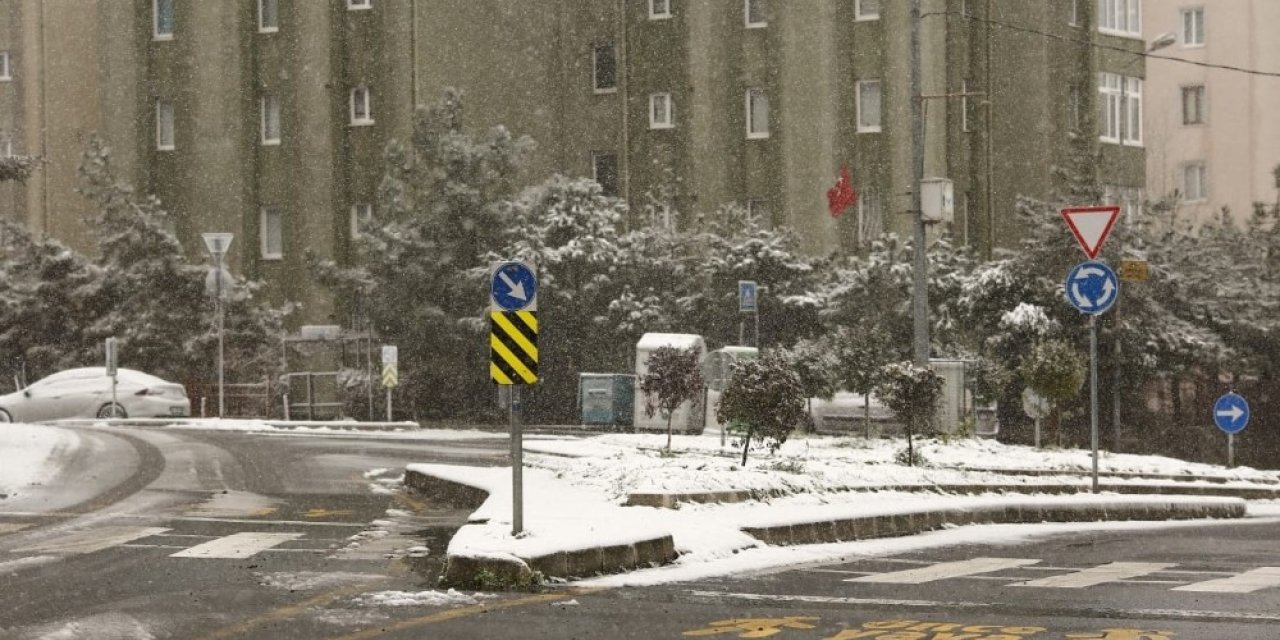 Kağıthane’de Ara Sokaklar Beyaz Örtü İle Kaplandı