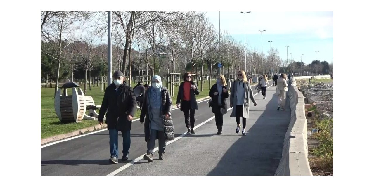 Güneşi Gören İstanbullular Sokağa Çıkma Kısıtlamasında Caddebostan Sahiline Akın Etti