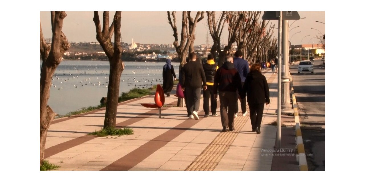 Kısıtlama Günü Göl Kenarında ’yürüyüş Keyfi’ Kamerada