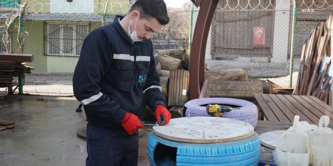 İZMİT'TE ATIK MALZEMELER, SOKAK HAYVANLARINA YUVAYA DÖNÜŞÜYOR