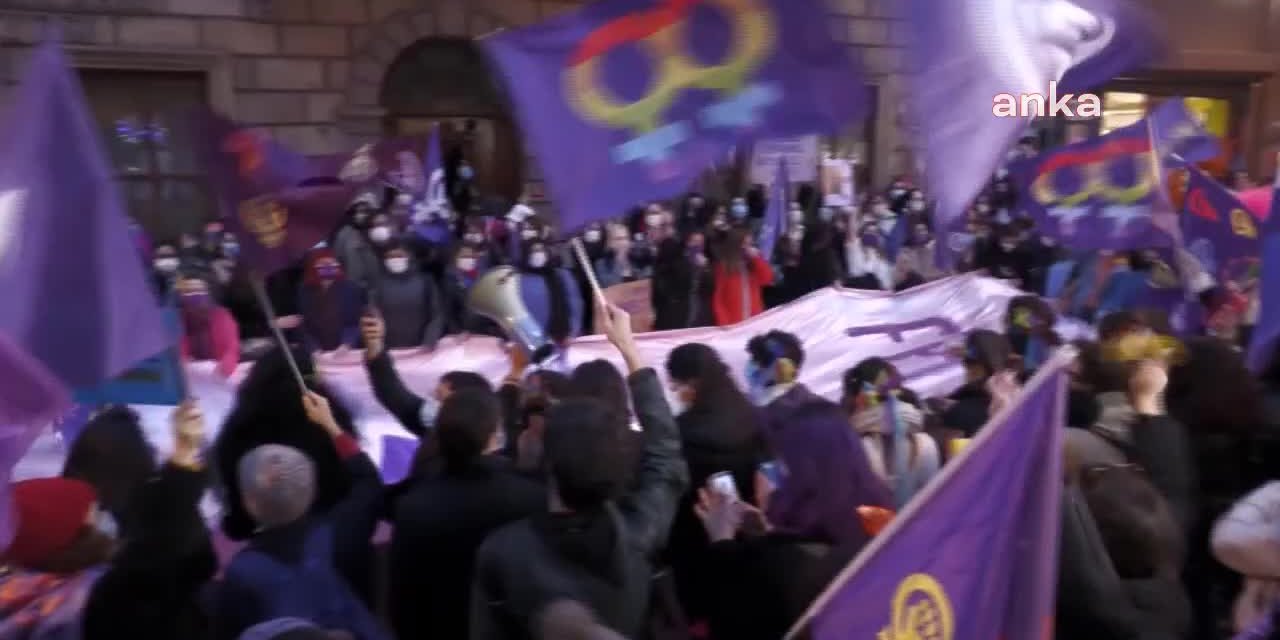 ÇHD: İSTANBUL'DA 8 MART FEMİNİST GECE YÜRÜYÜŞÜNE KATILAN EN AZ 10 KADIN GÖZALTINA ALINDI