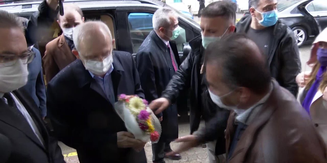 KILIÇDAROĞLU UŞAK'TA GEÇİM SIKINTISI NEDENİYLE İNTİHAR EDEN ESNAFIN AİLESİNİ ZİYARET ETTİ