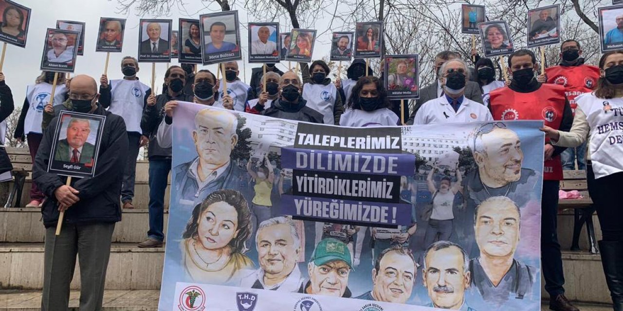 SAĞLIK EMEKÇİLERİ, PANDEMİYLE MÜCADELEDE YİTİRDİKLERİ ARKADAŞLARINI ANARAK TALEPLERİNİ DİLE GETİRDİLER