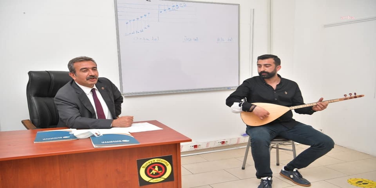 ÇUKUROVA BELEDİYE BAŞKANI ÇETİN, KURSİYERLERLE TÜRKÜ SÖYLEDİ