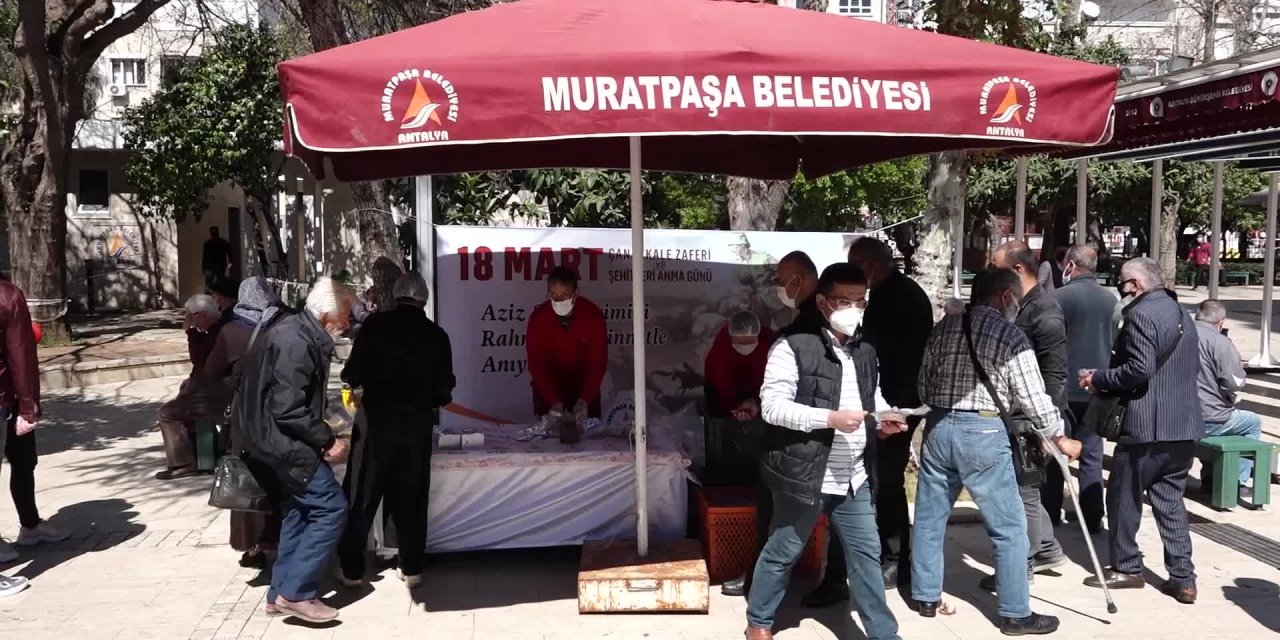 MURATPAŞA BELEDİYE BAŞKANI UYSAL, ŞEHİTLER ANISINA LOKMA VE HELVA DAĞITTI