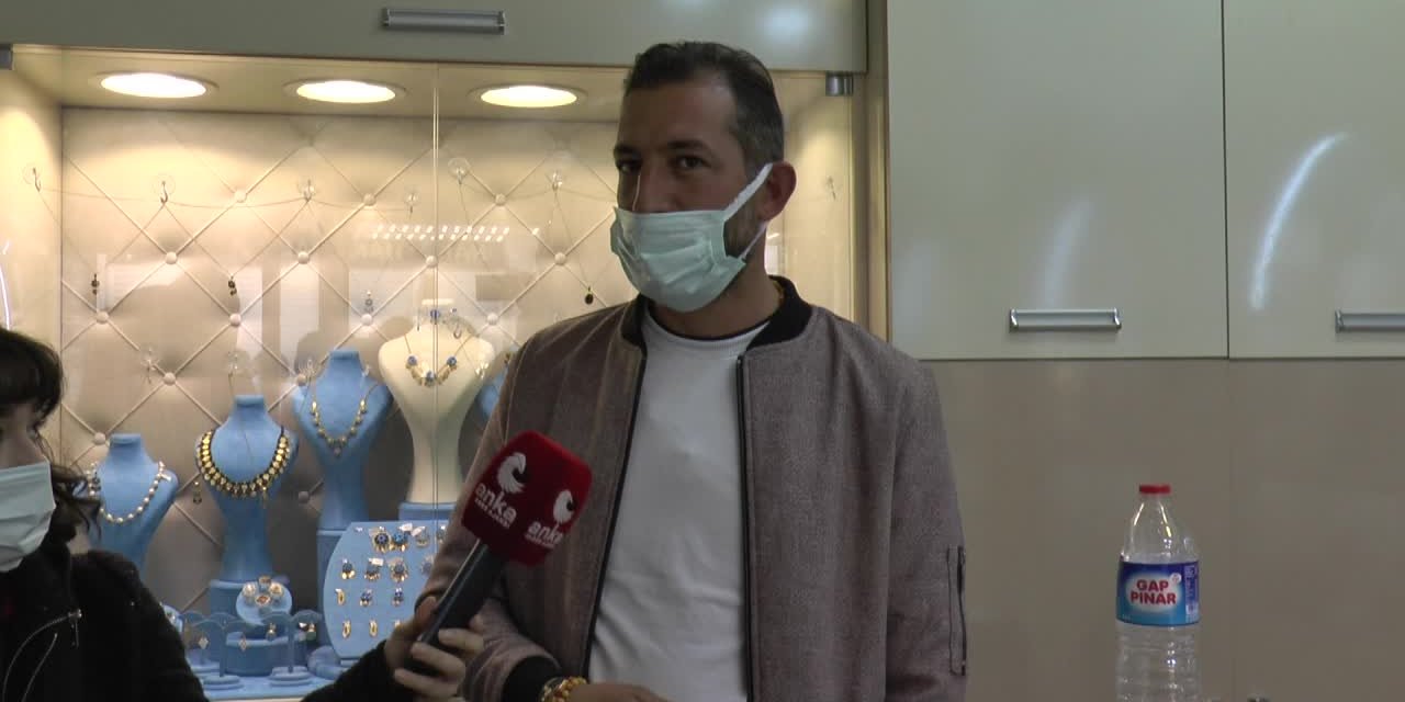 MARDİN'DE KALAN EKMEKLERİÜCRETSİZ DAĞITAN FIRINCI:  "EKMEĞİ ALMAK İÇİN BEKLİYORLAR"