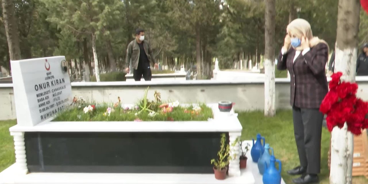 AKŞENER, ÇANAKKALE ŞEHİTLER ABİDESİNİ ZİYARET ETTİ