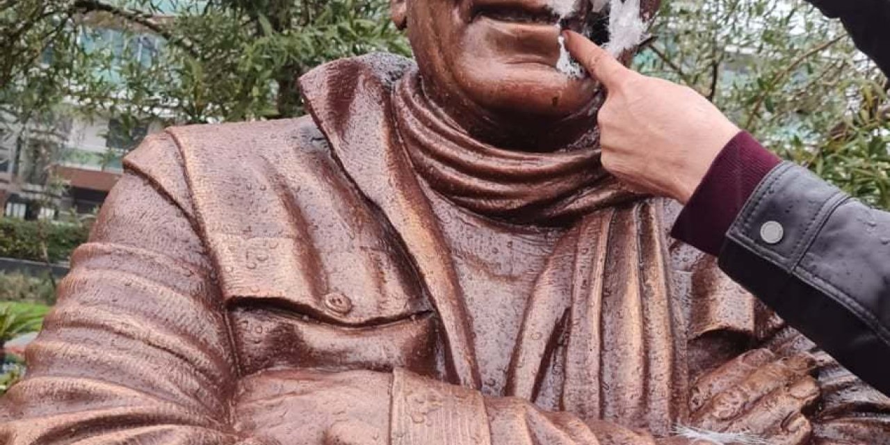 USTA GAZETECİNİN HEYKELİNE ÇİRKİN SALDIRI