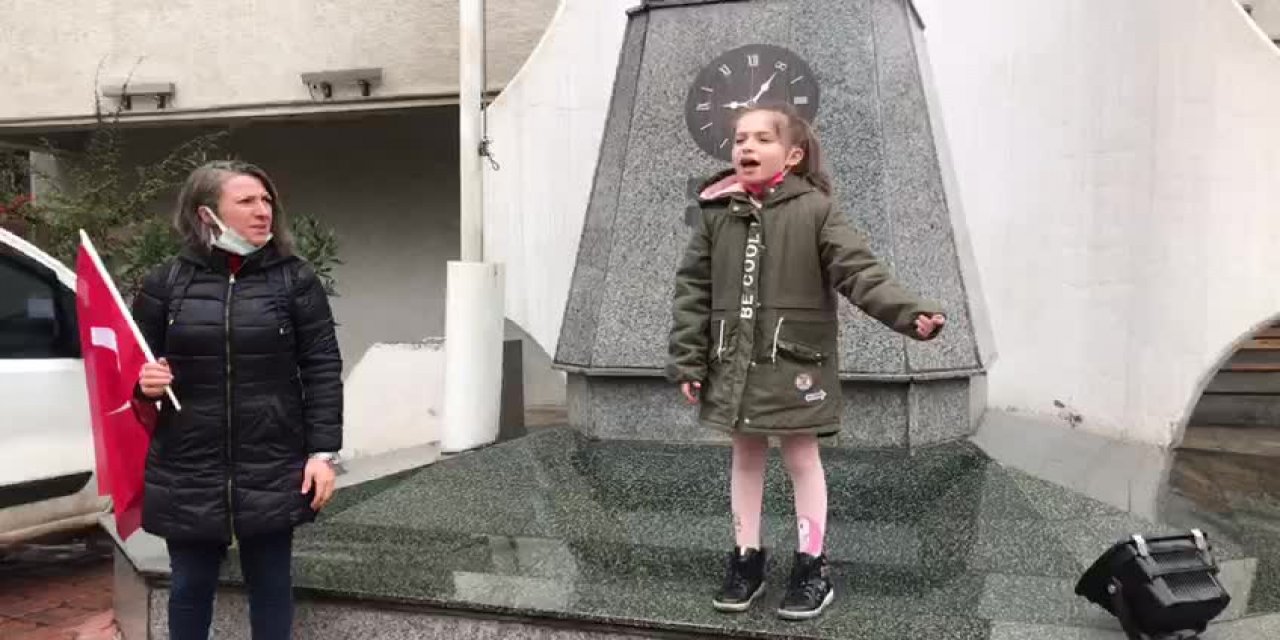 ÖĞRENCİ ELİFNAZ, ARTVİN VALİLİĞİÖNÜNDE ANDIMIZI OKUDU