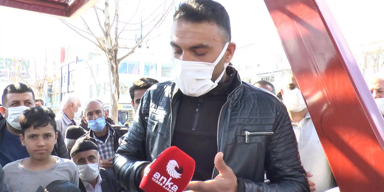 SAVAŞTAN KAÇAN YAŞLI MÜLTECİ, 2 LİRAYA BOYACILIK YAPARAK EVİNİ GEÇİNDİRMEYE ÇALIŞIYOR