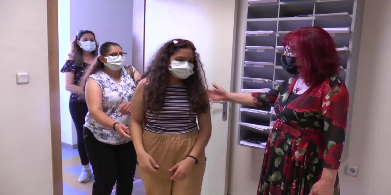 GÖRME ENGELLİLER İÇİN, GÖZLÜĞE TAKILIP ETRAFI SESLİ OLARAK BETİMLEYEN CİHAZ ÜRETİLDİ