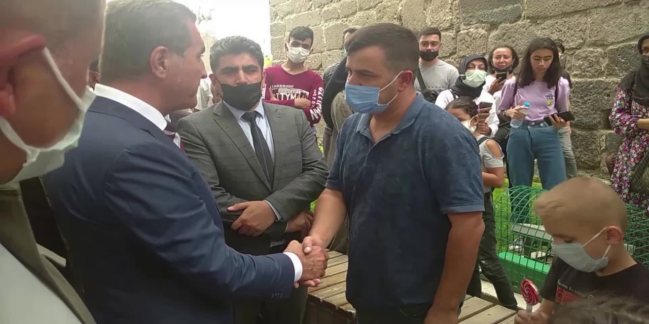 SARIGÜL, KAYSERİ’DE BİR YÜZBAŞIYA TEKMİL VERDİ, PASTIRMA DİLİMLEDİ, BİR ÇOCUĞA LİDERLİK YEMİNİ ETTİRDİ