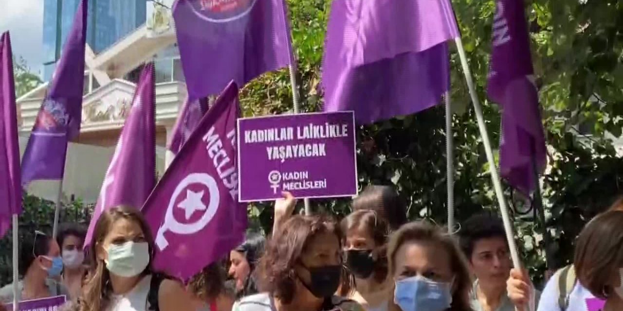 KADIN CİNAYETLERİNİ DURDURACAĞIZ PLATFORMU, AFGANİSTAN BAŞKONSOLOSLUĞU ÖNÜNE MOR ÇELENK BIRAKTI